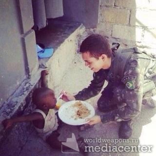 Человеком надо оставаться всегда. Солдат кормит ребенка. Цитаты с фото, фото-цитаты на bash.worldweapons.ru