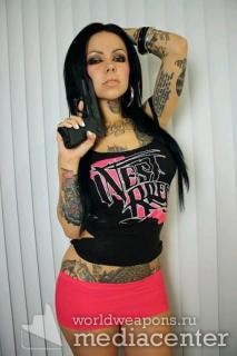 Сочная девушка с оружием, пистолет, тату, сочные формы, фигурка.