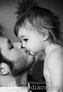Папа целует маленькую дочь, фото для цитаты.