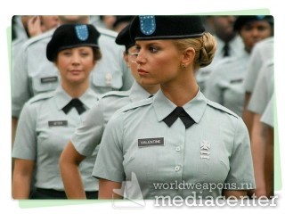 Красивые девушки в военной форме.