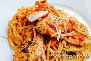Спагетти с курицей в томатном соусе / мужская кухня