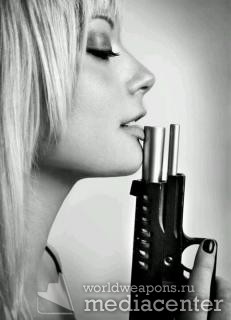 Девушки с оружием. Блонди с пистолетом.