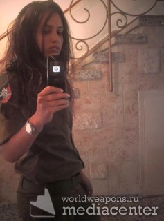 Девушка Армии обороны Израиля. В форме.