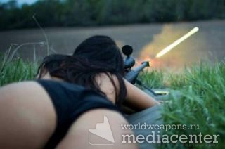 Devushki s oruzhiem, Девушка с оружием. Стреляет из снайперской винтовки, лежа. Клёвая попка.