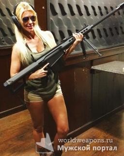 Опасная Stephanie Louise. Красивая девушка с оружием.