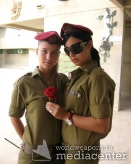 Девушки Армии обороны Израиля. С цветком.