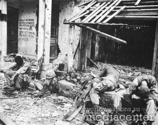 Бойцы из 1-й Кавалерийской дивизии отдыхают в перерыве между боями. Хюэ, март 1968.