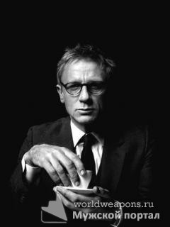Мужчина в очках, с кофе в руке, черный фон. ото для цитаты.