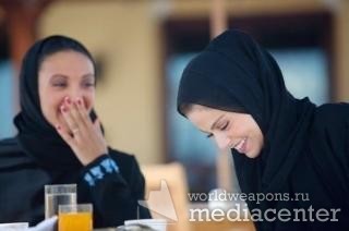 Две масульманские девушки, смеются... Фото для цитаты http://bash.worldweapons.ru/quote/3309