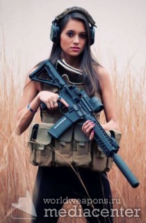 Красивые девушки с оружием. M4, наушники, длинные волосы, в поле.