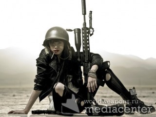 Девушка со снайперской винтовкой в каске. подборка.