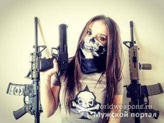 Девушка с арсеналом оружия, пистолет, автоматы... В маске. Подборка.
