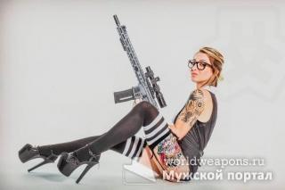 Девушка с оружием, штурмовая винтовка, чулки, каблуки, тату...