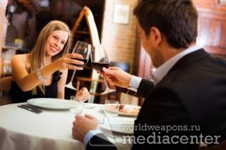 Мужчина с женщиной в ресторане, бокалы вина... романтический ужин. Фото для цитаты.