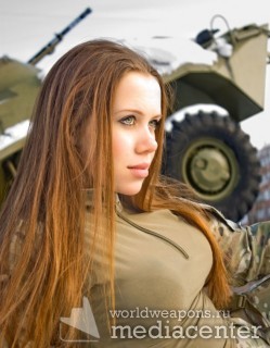 Красивые девушки и военная техника. На фоне бронетранспортера. БТР. В военной форме.