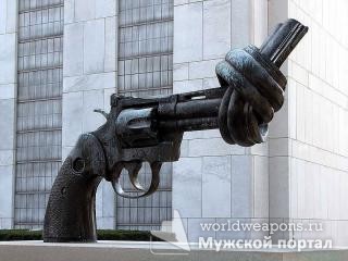 Скульптура 1988 года возле подъезда здания ООН в Нью-Йорке. Автор: шведский скульптор Карл Рейтерсверд.