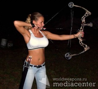 Девушка с оружием, с луком и стрелами.