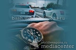 Часы, время, красный светофор, быстрые автомобили.